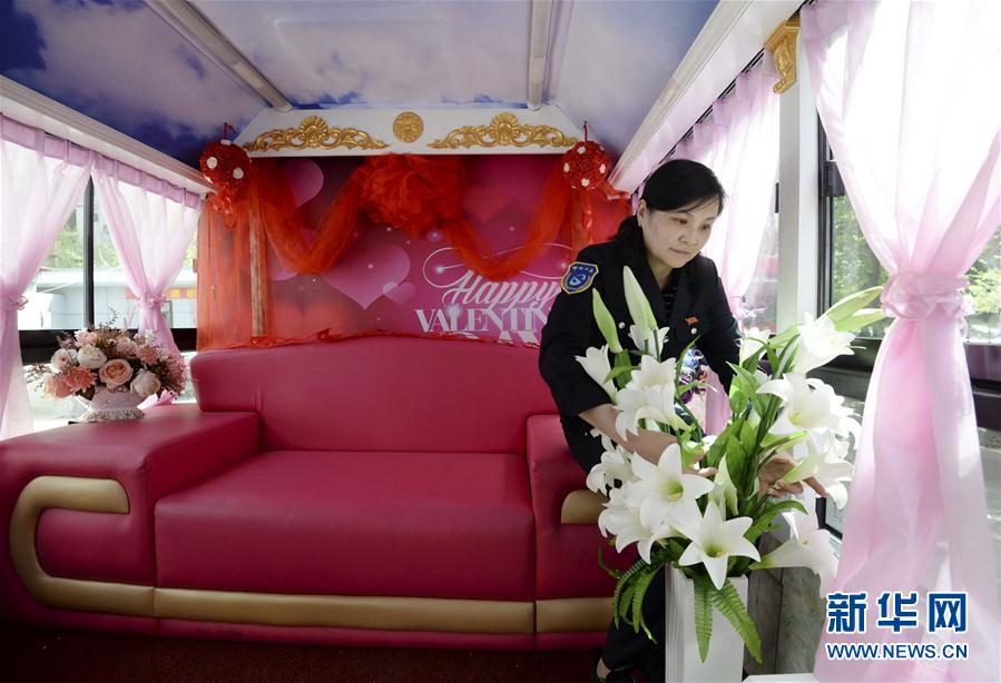 一路上有你 河北邯郸巴士变身浪漫婚车