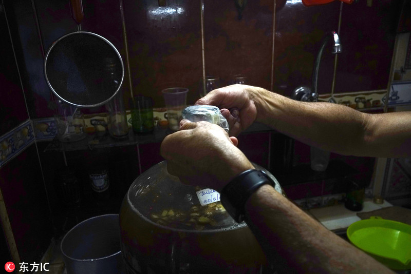 古巴酿酒师用避孕套来酿酒