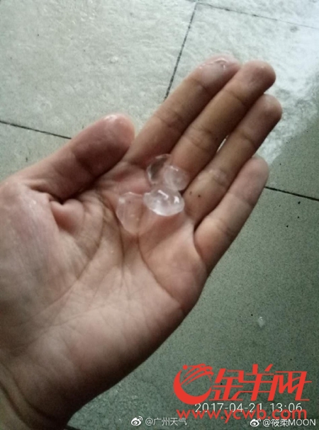 暴雨倾盆白昼如夜 你可被刚刚的广州冰雹砸到了头? 暴雨倾盆白昼如夜 你可被刚刚的广州冰雹砸到了头?
