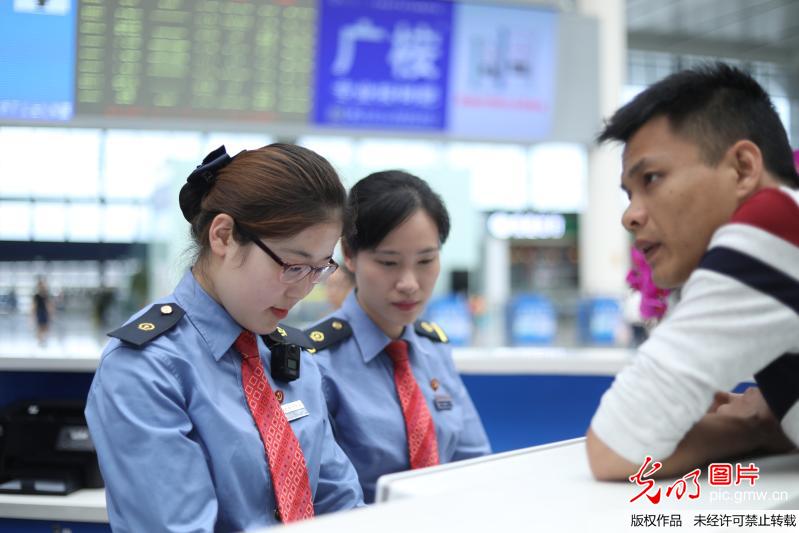南宁东站刘三姐服务台将民族文化融入车站服务