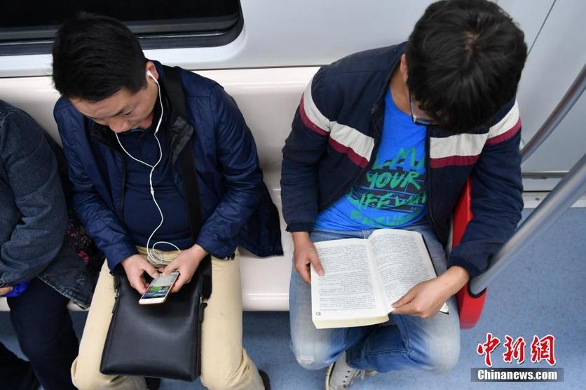 昆明上演"读书快闪" 呼吁少玩手机多读书