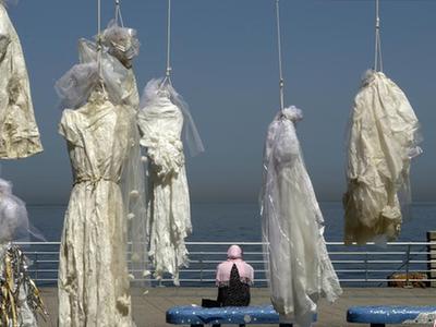 黎巴嫩强奸犯娶受害人可免遭起诉 艺术家悬挂婚纱抗议