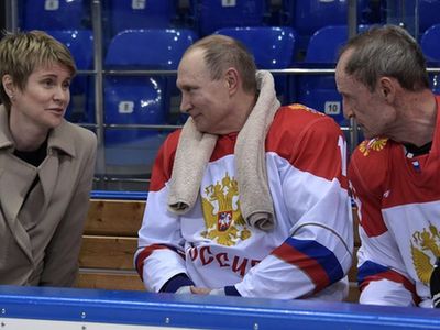 俄罗斯总统普京现身冰球场上阵秀球技（组图）
