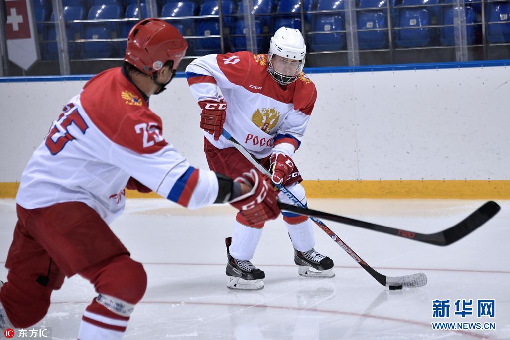俄罗斯总统普京现身冰球场上阵秀球技（组图）