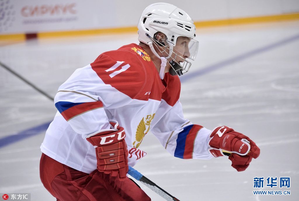 俄罗斯总统普京现身冰球场上阵秀球技（组图）