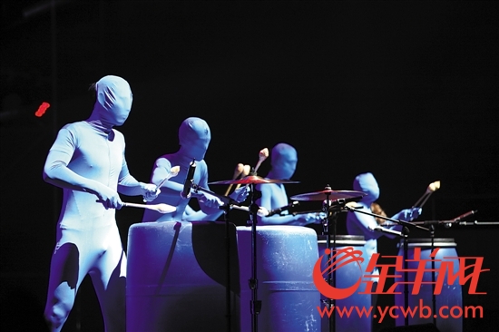 第八届深圳国际打击乐文化节5日晚拉开帷幕。中国锣鼓与西洋打击乐器融合，编排出气势磅礴的新打击乐章