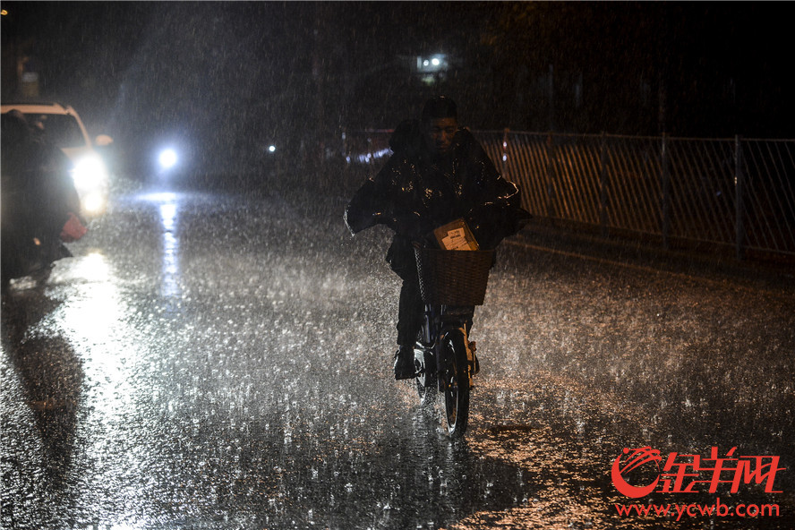 旁晚暴雨再袭广州 行人成"落汤鸡"