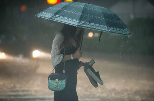 特大暴雨昨天冲刷广州!今天大暴雨继续,出行请注意 特大暴雨昨天冲刷广州!今天大暴雨继续,出行请注意