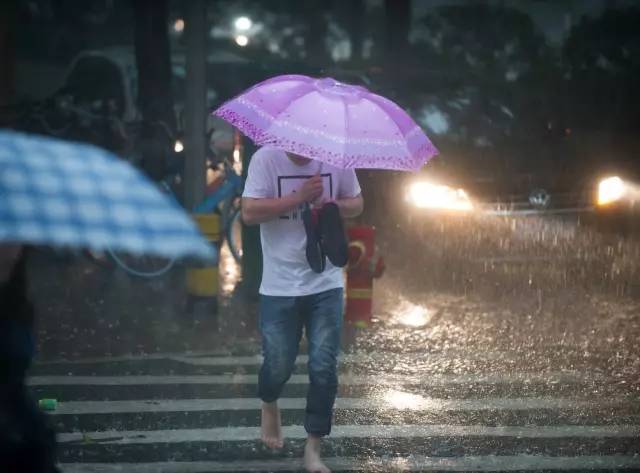 特大暴雨昨天冲刷广州!今天大暴雨继续,出行请注意 特大暴雨昨天冲刷广州!今天大暴雨继续,出行请注意
