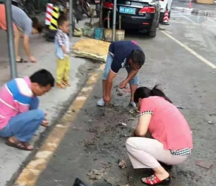 出站感觉像穿越?网友:可能遇到了假地铁站 出站感觉像穿越?网友:可能遇到了假地铁站