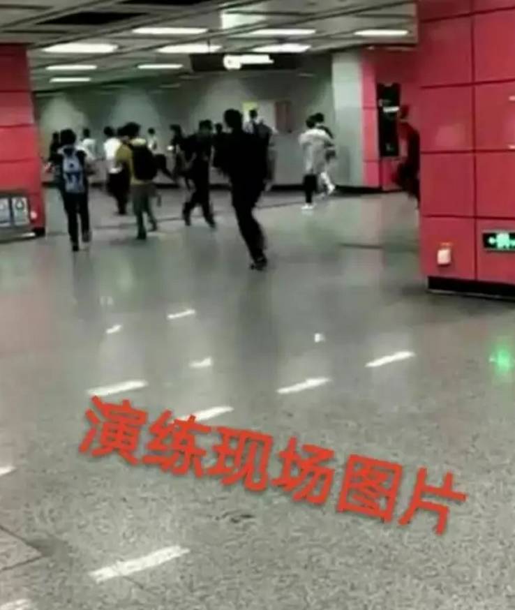 出站感觉像穿越?网友:可能遇到了假地铁站 出站感觉像穿越?网友:可能遇到了假地铁站