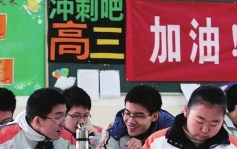 出站感觉像穿越?网友:可能遇到了假地铁站 出站感觉像穿越?网友:可能遇到了假地铁站