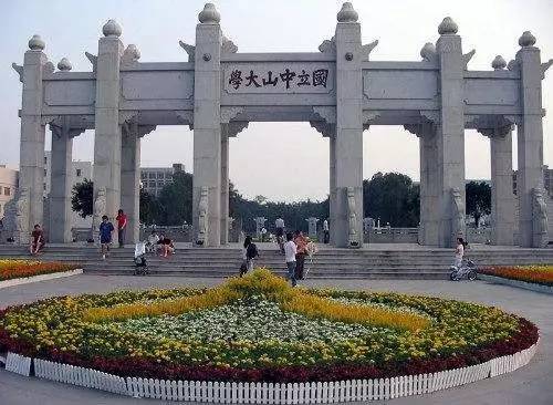 出站感觉像穿越?网友:可能遇到了假地铁站 出站感觉像穿越?网友:可能遇到了假地铁站