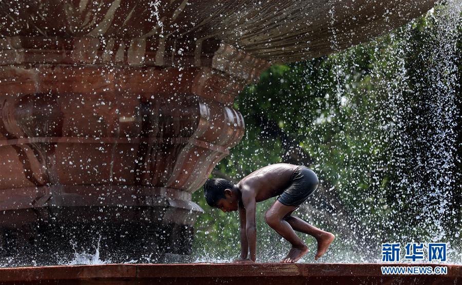 新德里遭遇高温天气 民众纷纷泡水降暑