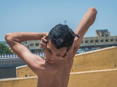 印度男孩柔韧性逆天 头可旋转180度