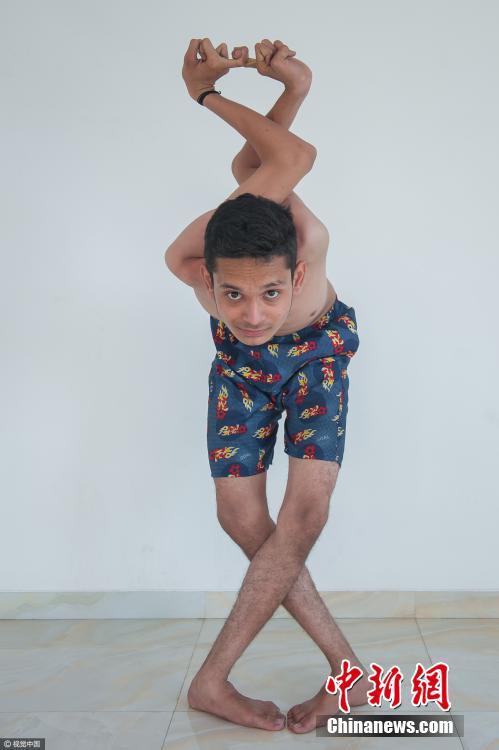 印度男孩柔韌性逆天 頭可旋轉180度