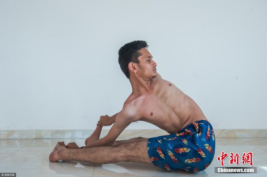 印度男孩柔韌性逆天 頭可旋轉180度