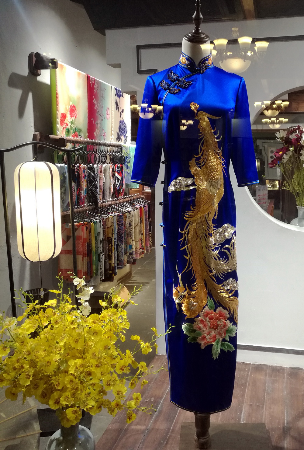 这是在湖州南浔丝业会馆展出的由当地丝厂设计制作的一件高档刺绣丝绸旗袍（5月12日摄）。新华社记者 王定昶 摄