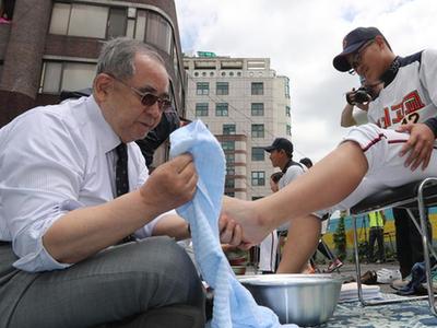 韓國迎接教師節 老師集體為學生洗腳