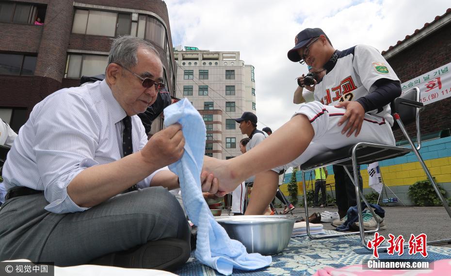 韩国迎接教师节 老师集体为学生洗脚