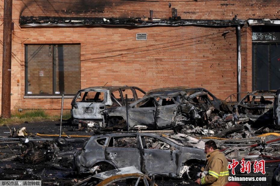 美國一小型飛機墜毀 事故地汽車被燒焦