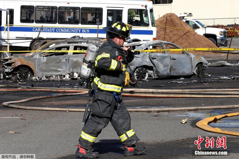 美國一小型飛機墜毀 事故地汽車被燒焦