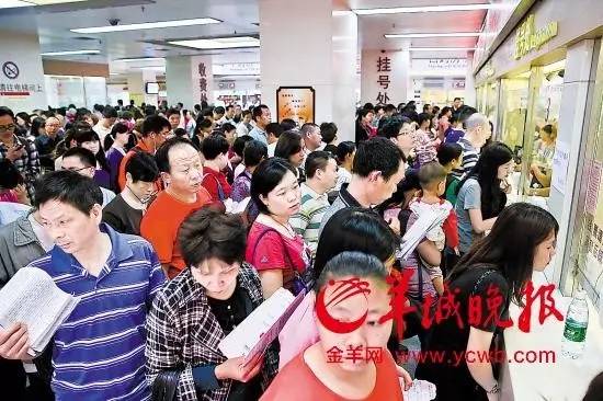 噩梦!女生当伴娘,却遭众男子按倒在地非礼乱摸 噩梦!女生当伴娘,却遭众男子按倒在地非礼乱摸