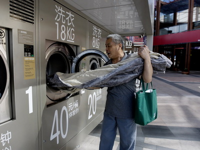 上海：洗衣机摆上街头 逛街家务两不误