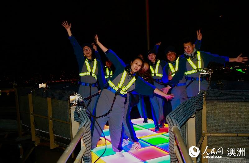悉尼灯光节点亮海港大桥 游客体验缤纷攀桥之旅（摄影 杨晓筠）