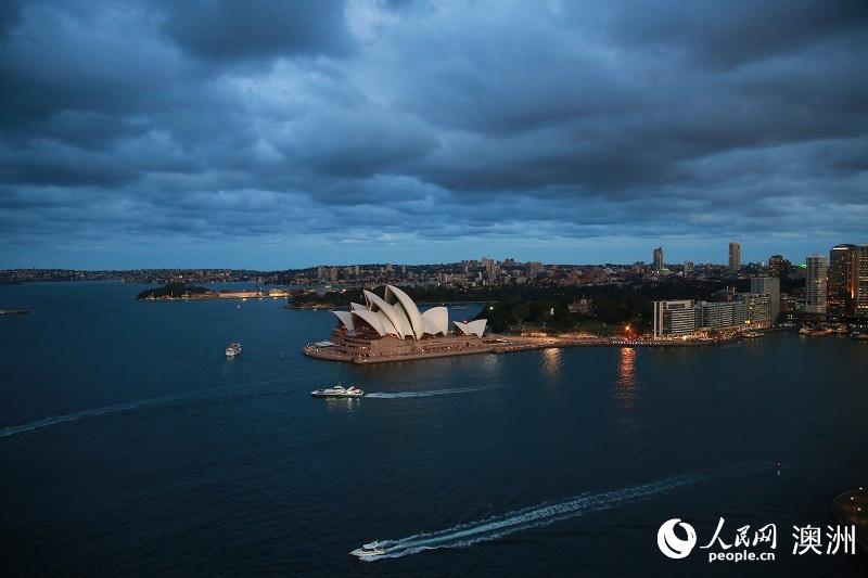悉尼灯光节点亮海港大桥 游客体验缤纷攀桥之旅（摄影 杨晓筠）