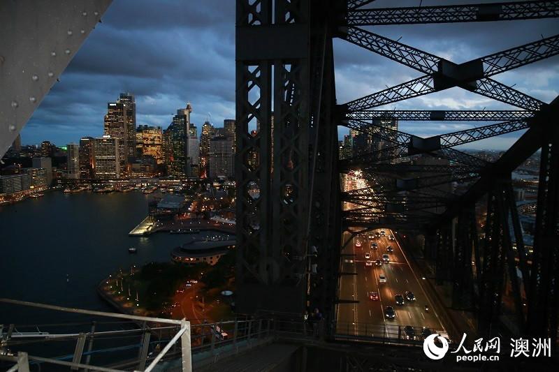 悉尼灯光节点亮海港大桥 游客体验缤纷攀桥之旅（摄影 杨晓筠）