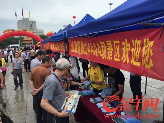 5月19日是第七个中国旅游日,作为广东省活动主会场,汕尾市举办了隆重的庆祝仪式,14台房车首次现身汕尾,海滨自驾游快速崛起。(摄影吴珊) 5月19日是第七个中国旅游日,作为广东省活动主会场,汕尾市举办了隆重的庆祝仪式,14台房车首次现身汕尾,海滨自驾游快速崛起。(摄影吴珊)