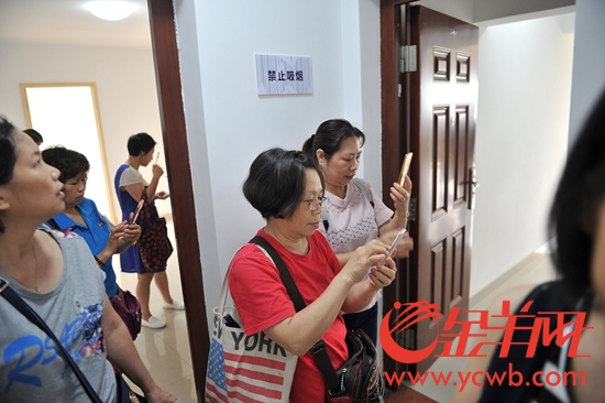 2017年5月19日,广州白云区金御苑经适房项目样品房开放,很多市民前来看房。金羊网记者 林桂炎 摄 2017年5月19日,广州白云区金御苑经适房项目样品房开放,很多市民前来看房。金羊网记者 林桂炎 摄