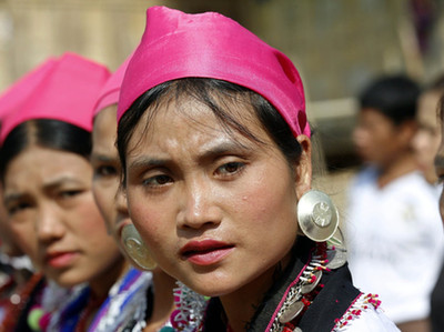 缅甸钦族妇女穿硕大耳洞戴耳环展独特美