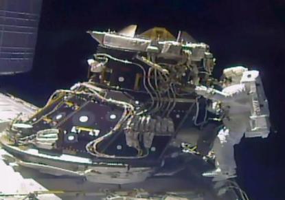 国际空间站突发状况 宇航员太空行走修复备用电脑