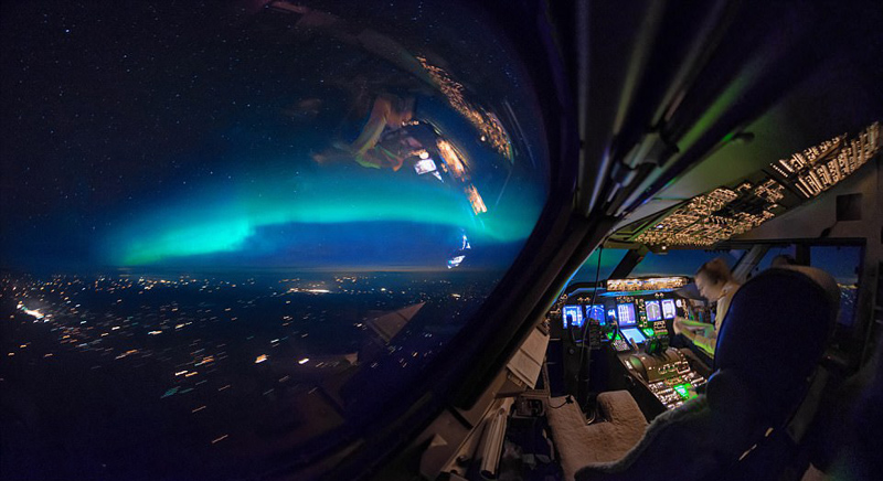 荷兰飞行员驾驶舱里拍摄夜空美景