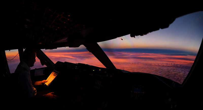 荷兰飞行员驾驶舱里拍摄夜空美景