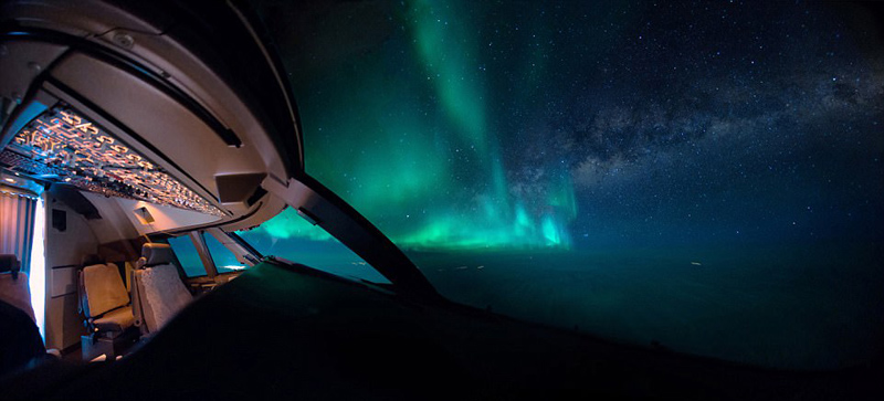 荷兰飞行员驾驶舱里拍摄夜空美景