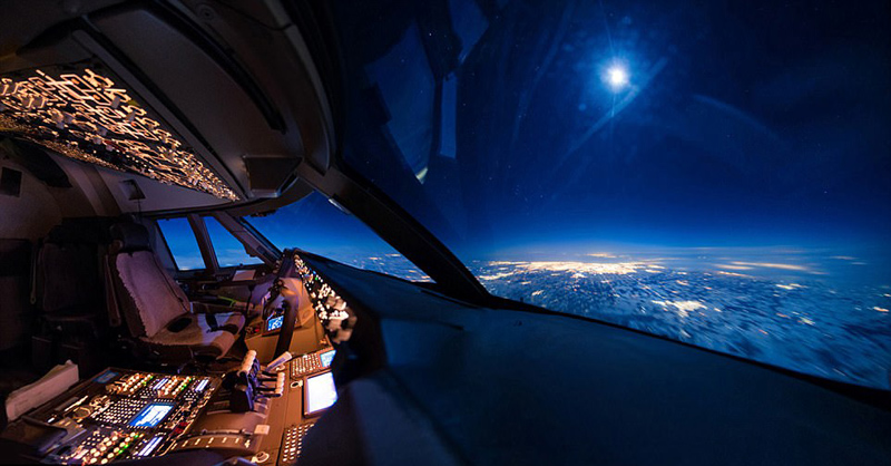 荷兰飞行员驾驶舱里拍摄夜空美景