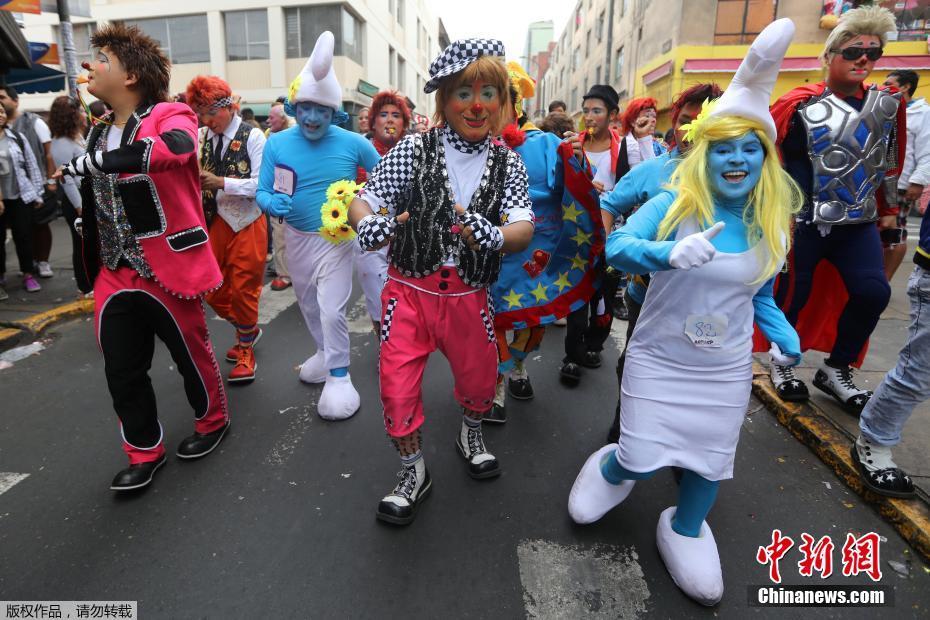 秘鲁举行“小丑日”大游行 搞怪造型令人捧腹
