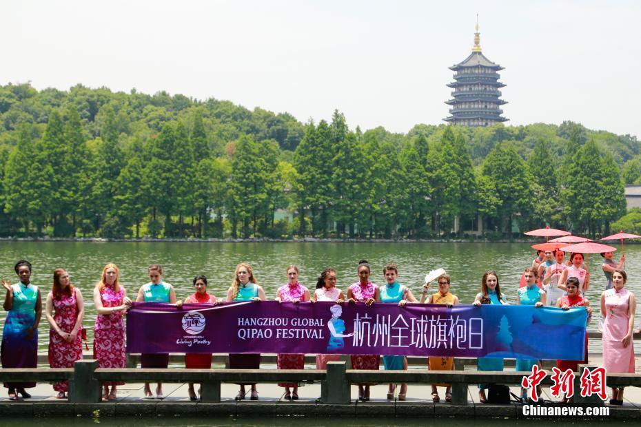国内外女士着旗袍在杭州展示“旗袍之美”
