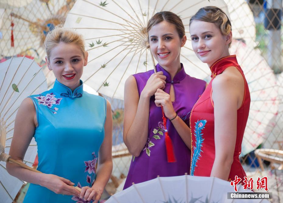 国内外女士着旗袍在杭州展示“旗袍之美”