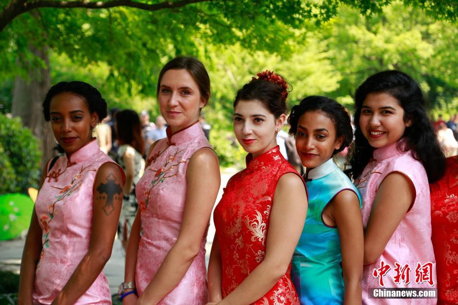 国内外女士着旗袍在杭州展示“旗袍之美”