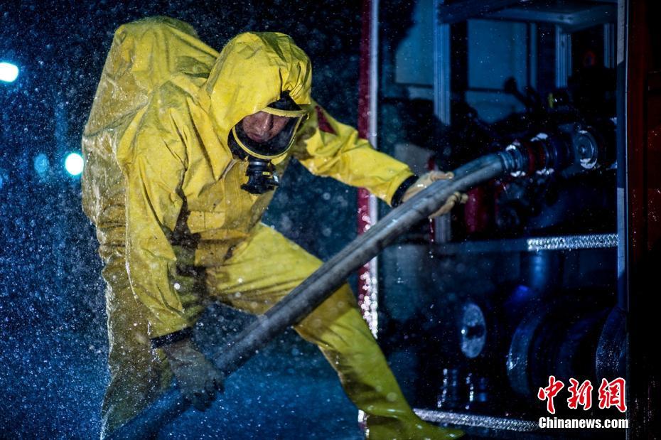 四川消防精彩大片画面耳目一新 展示逆行的英雄消防员