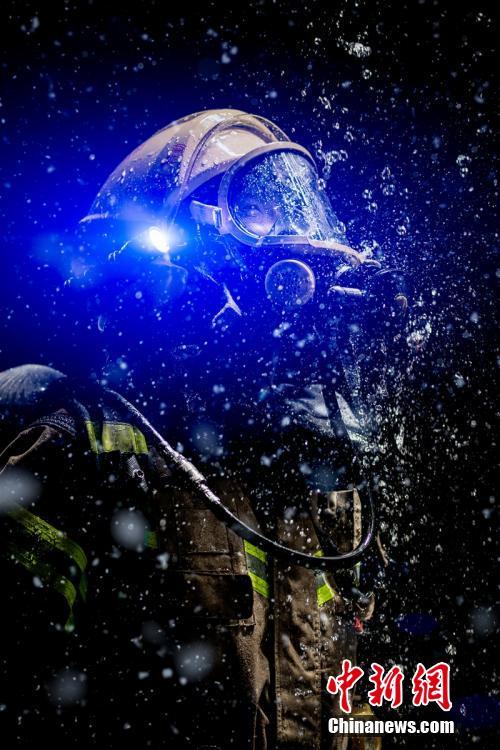 四川消防精彩大片画面耳目一新 展示逆行的英雄消防员