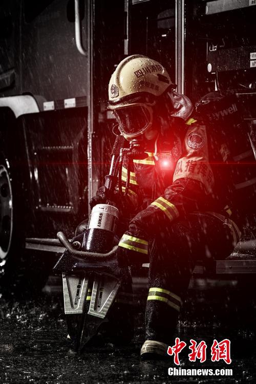 四川消防精彩大片画面耳目一新 展示逆行的英雄消防员