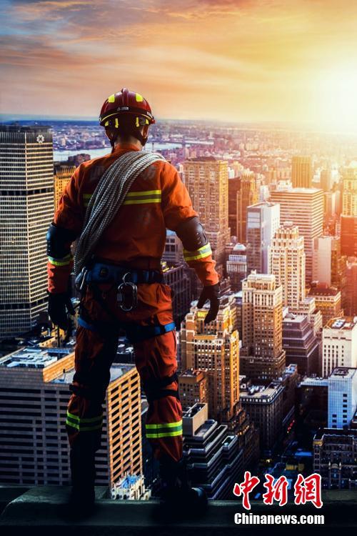 四川消防精彩大片画面耳目一新 展示逆行的英雄消防员