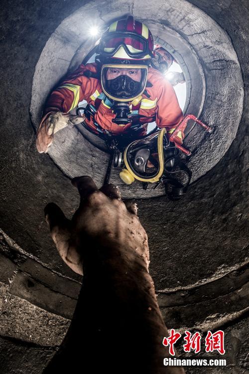 四川消防精彩大片画面耳目一新 展示逆行的英雄消防员