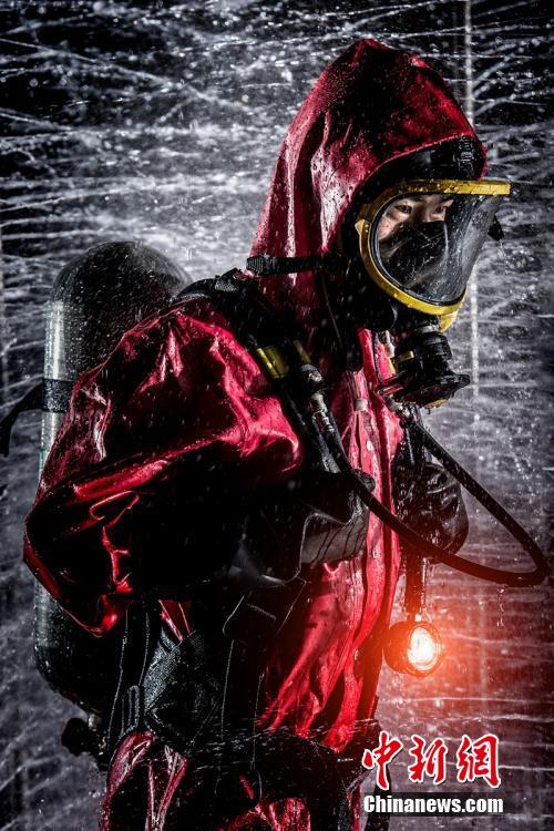 四川消防精彩大片画面耳目一新 展示逆行的英雄消防员