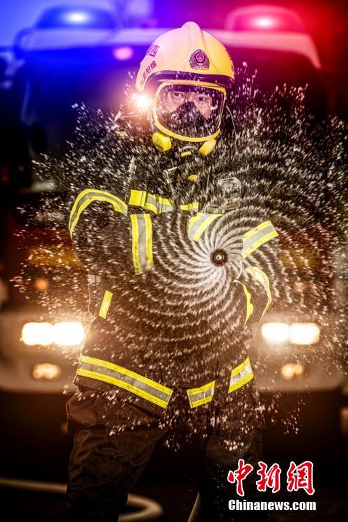 四川消防精彩大片画面耳目一新 展示逆行的英雄消防员